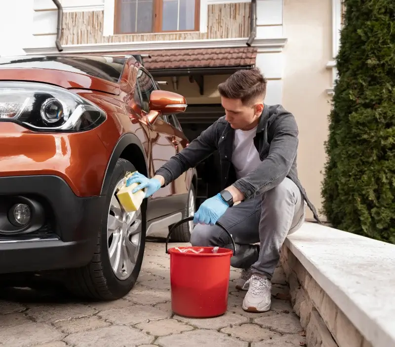 Lavage auto à domicile Plouider : professionnel intervenant sur un véhicule
